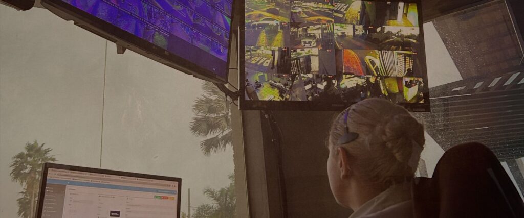 Portaria guarita com empresa de portaria terceirizada e câmeras com sensor de alarme e firewall